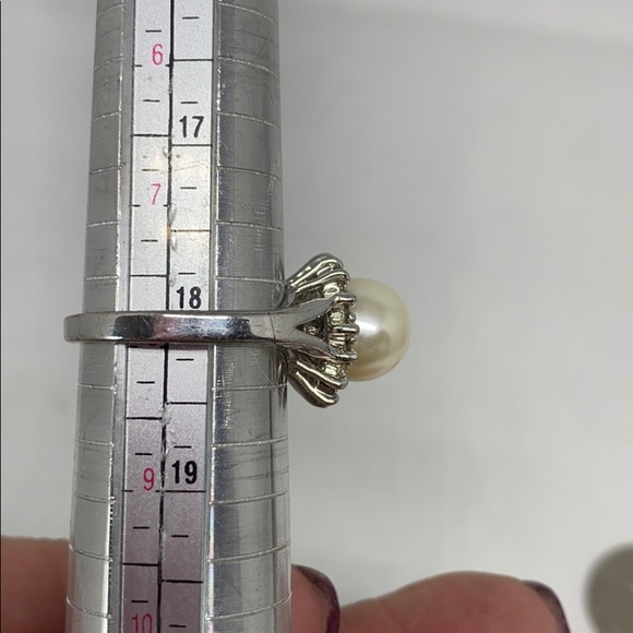 ๐2/$15. Pretty faux pearl ring. - Picture 8 of 8
